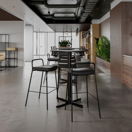 Salle de pause en entreprise avec tables hautes et tabourets de bar avec coussin Momo en noir