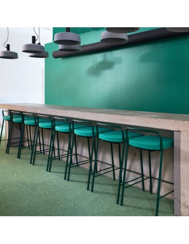 Chaise haute Momo vue latérale d'un comptoir en entreprise