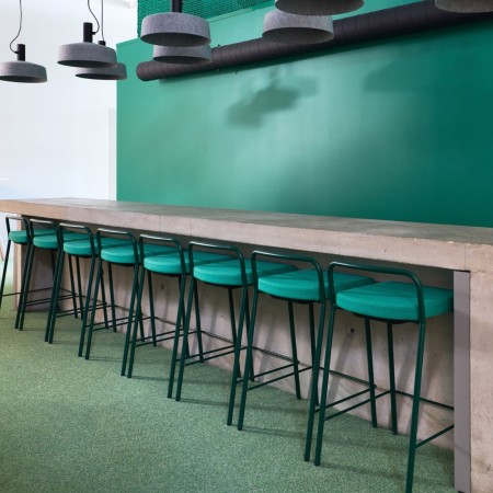 Chaise haute Momo vue latérale d'un comptoir en entreprise