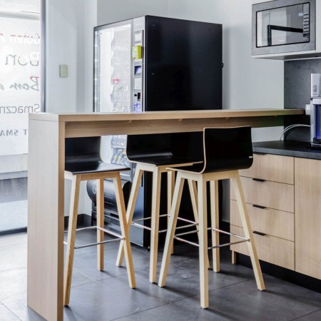 Chaise haute bois design pour bar et espaces communs en entreprise suisse design Orte noir