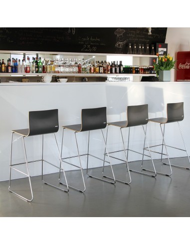 Chaise haute design en contreplaqué et base chromée pour espaces professionnels suisses Orte comptoirs