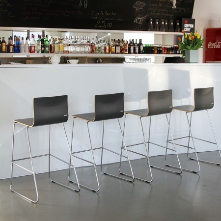 Chaise haute design en contreplaqué et base chromée pour espaces professionnels suisses Orte comptoirs