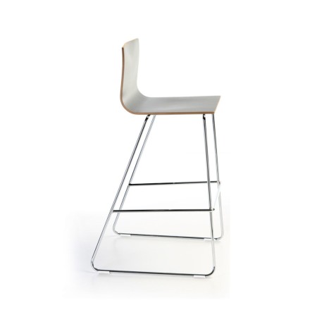Chaise haute Orte en CPL et métal chromé empilable de profil blanc