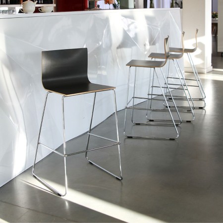Chaises Orte hautes pour tables et bars avec pieds luge et assise en contreplaqué
