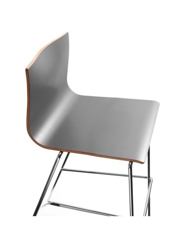 Zoom sur l'assise en contreplaqué gris de la chaise haute Orte