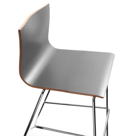 Zoom sur l'assise en contreplaqué gris de la chaise haute Orte