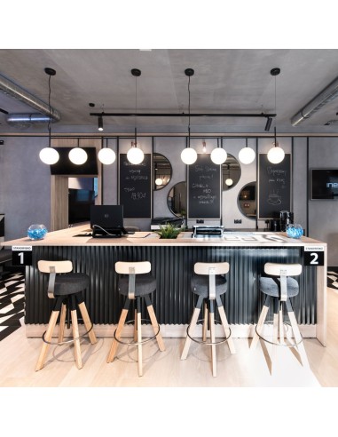 Comptoir avec pieds en bois et dossier Spin pour entreprises suisses