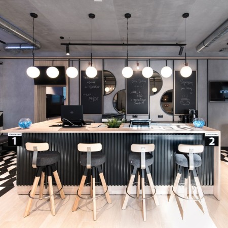 Comptoir avec pieds en bois et dossier Spin pour entreprises suisses