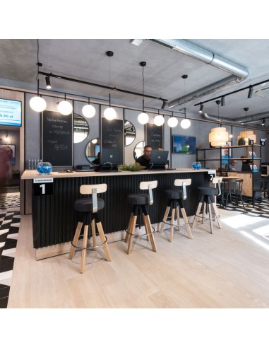 Comptoir avec chaises hautes confortable avec dossier Spin