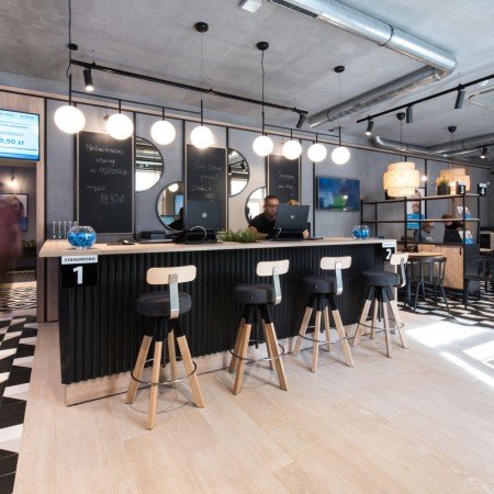 Comptoir avec chaises hautes confortable avec dossier Spin