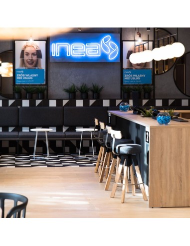 Espaces d'accueil suisses en entreprise avec tabourets hauts avec dossier en bois Spin