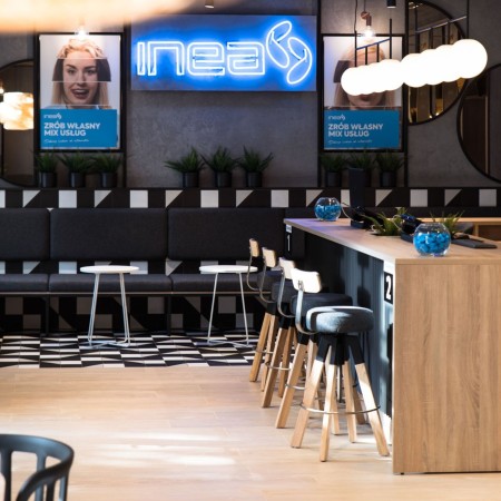 Espaces d'accueil suisses en entreprise avec tabourets hauts avec dossier en bois Spin