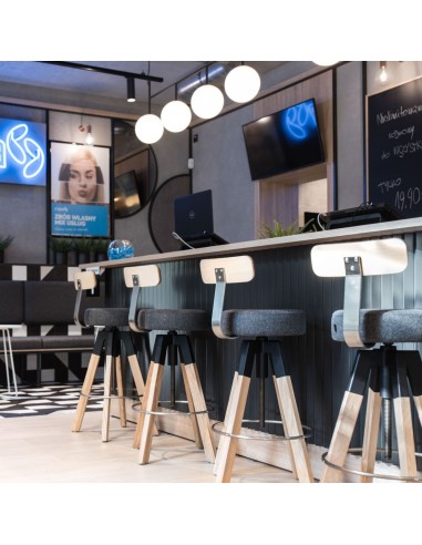 Tabourets Spin pivotant avec dossier et pieds en bois pour entreprises et bars suisses