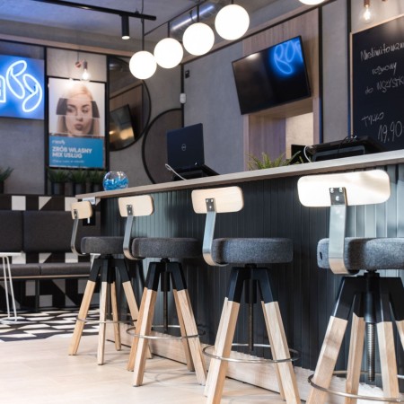 Tabourets Spin pivotant avec dossier et pieds en bois pour entreprises et bars suisses