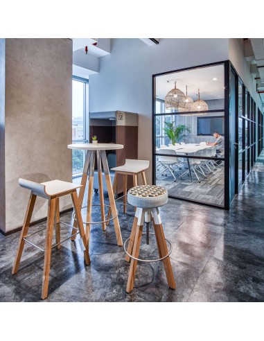 Salle de pause en entreprise lausannoise avec tabourets hauts réglables pivotants Spin