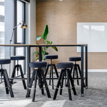 Salle de réunion ambiance moderne avec tabourets Spin en bois et métal noir