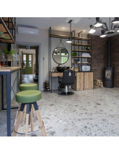 Salon de coiffure à Saxon avec tabourets réglables design vert Spin