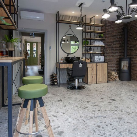 Salon de coiffure à Saxon avec tabourets réglables design vert Spin