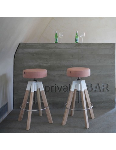 Tabouret de bar loft réglable en bois massif et métal thermolaqué rose Spin