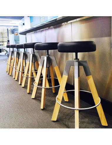 Tabourets réglables design Spin avec détails bois et métal noir pour café suisse