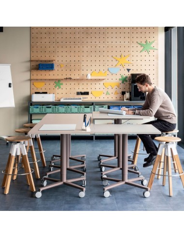 Salle de pause en entreprise à Genève avec tabouret en bois Spin réglable