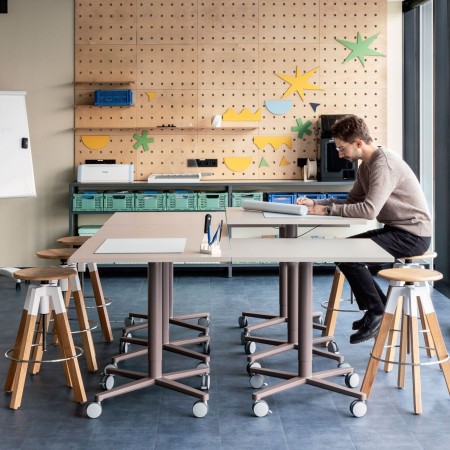 Salle de pause en entreprise à Genève avec tabouret en bois Spin réglable