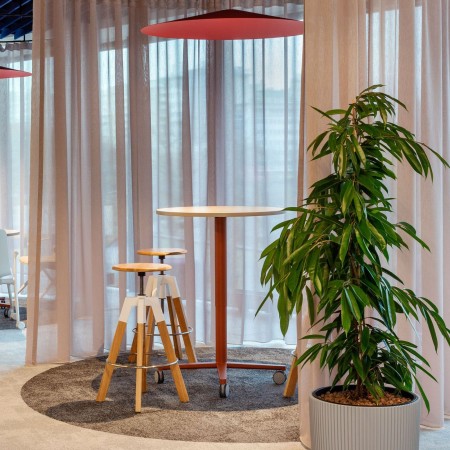 Chaise haute industrielle bois et métal avec assise en bois clair Spin