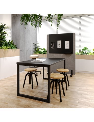 Salle de pause en entreprise suisse avec tabourets design Spin en métal et bois massif