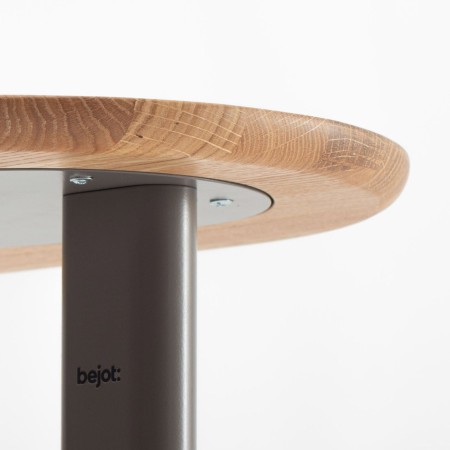 Détail du pied métal de la table d’appoint - Ovall