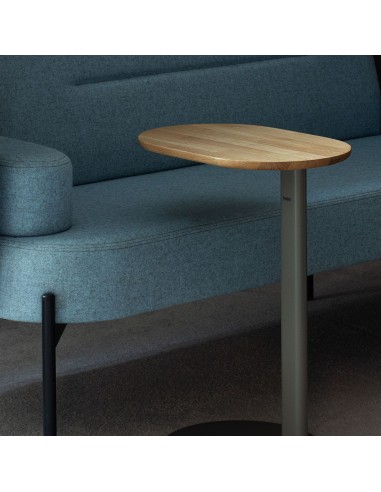 Table d’appoint ovale près de canapé bleu - Ovall