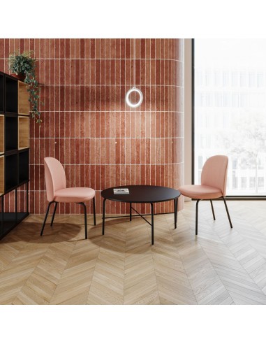 Table basse ronde en situation dans salon élégant - Flos