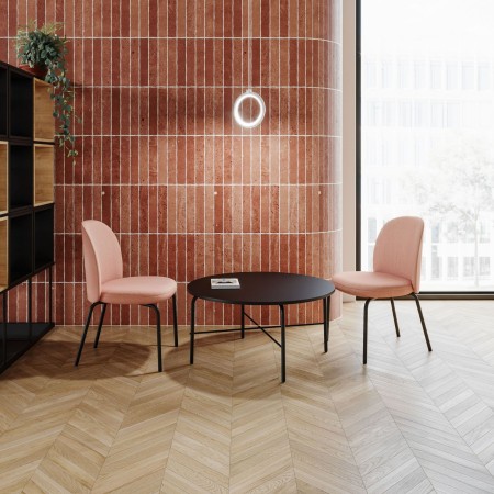 Table basse ronde en situation dans salon élégant - Flos