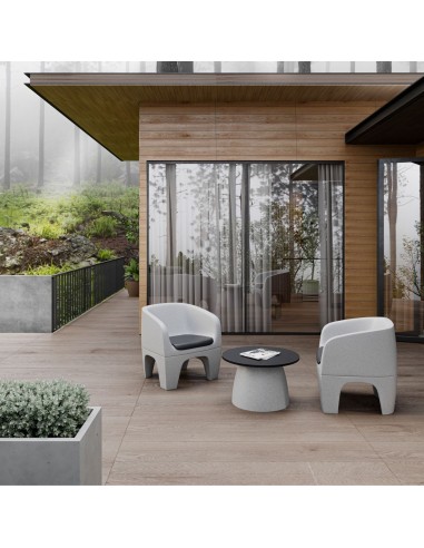 Table basse extérieure devant maison moderne - Gummy bear