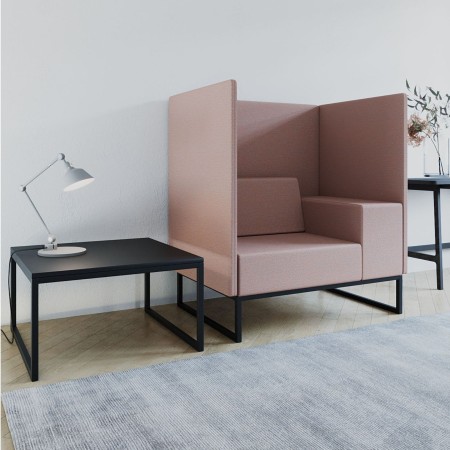 Table basse carrée associée à fauteuil design - Plint