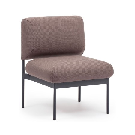 Vue avant d’un fauteuil bas brun avec structure métallique noire – Fora Care