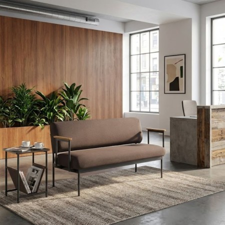 Salle d'attente chaleureuse avec canapé 2 places Fora Care