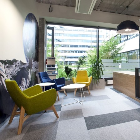 Table basse en situation dans espace lounge - Tables:coffee