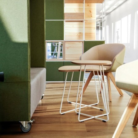 Table basse organique près de fauteuil contemporain - Tables:coffee