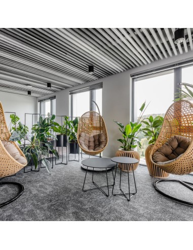 Table basse ronde en espace lounge végétalisé - Tables:coffee