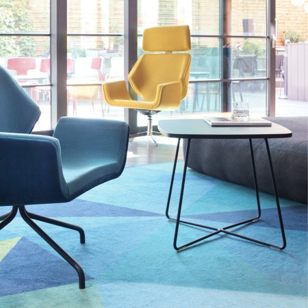 Table basse carrée en espace d’accueil contemporain - Tables:coffee