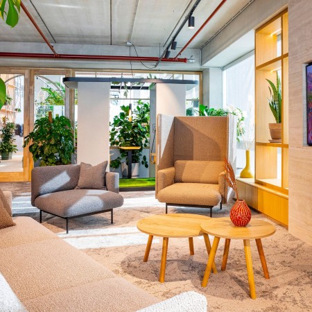 Table basse ronde en espace détente végétalisé - Tables:coffee