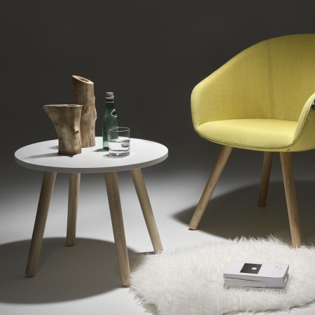 Table d’appoint ronde associée à fauteuil design - Tables:coffee