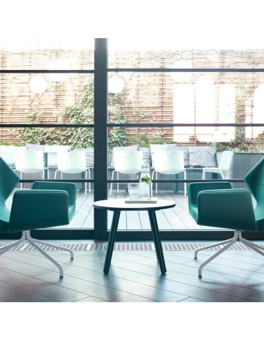 Tables basses rondes en espace lounge vitré - Tables:coffee