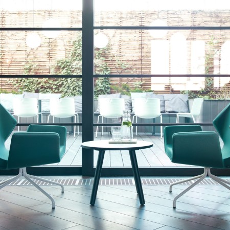 Tables basses rondes en espace lounge vitré - Tables:coffee