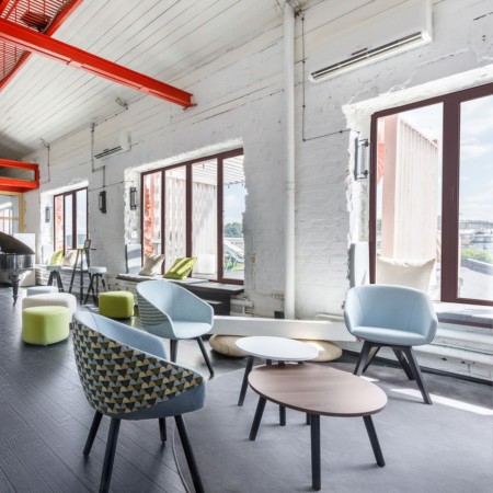 Tables basses rondes en espace coworking - Tables:coffee