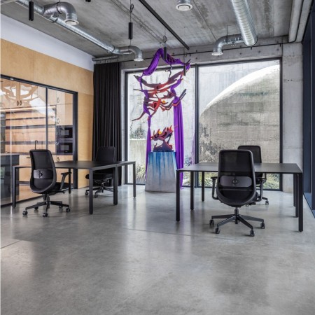 Table de réunion design en espace industriel - Orte