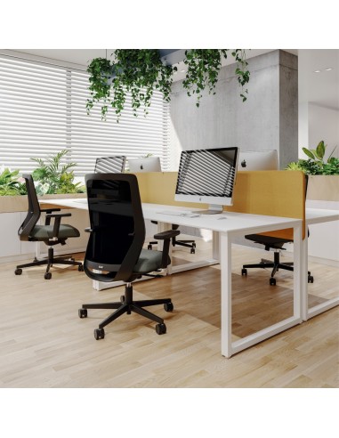 Table de travail en open space lumineux - Orte