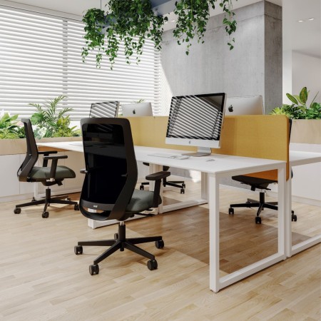 Table de travail en open space lumineux - Orte