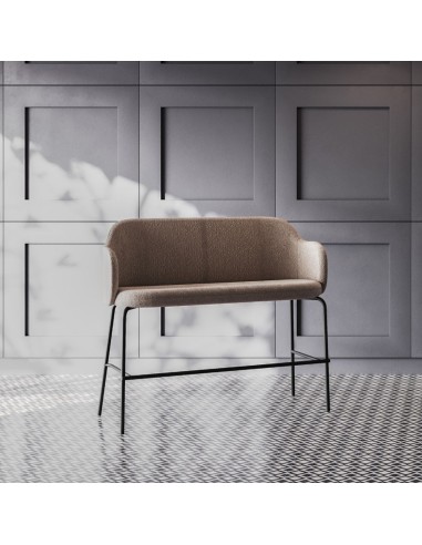 Banc design brun clair dans un espace au style industriel – Flos