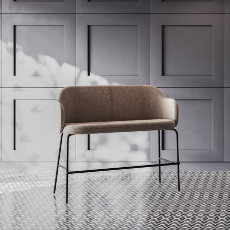 Banc design brun clair dans un espace au style industriel – Flos
